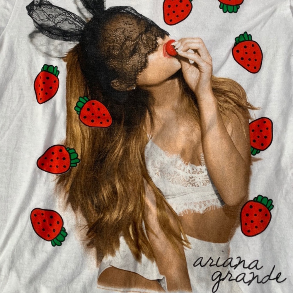 ariana grande honeymoon tour strawberry shirt